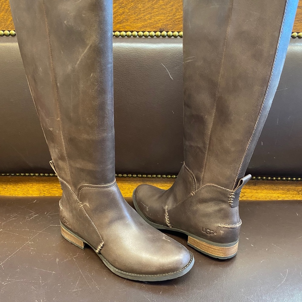 Tall leather UGG Leigh boot side zipper